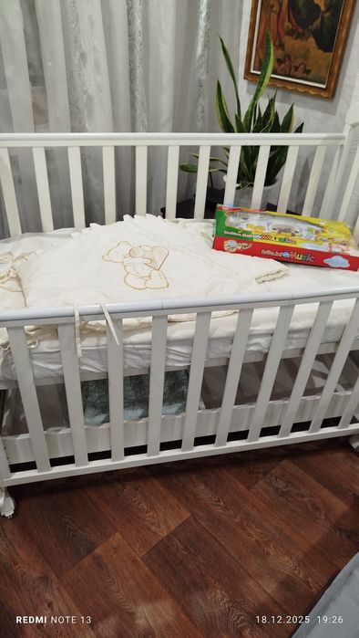 Кроватка, наматрасник, бортики, мобиль