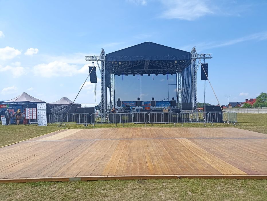 Scena muzyczna  ,hale namiotowe