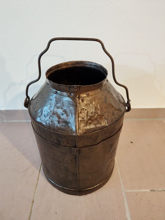 Balde de resina antigo