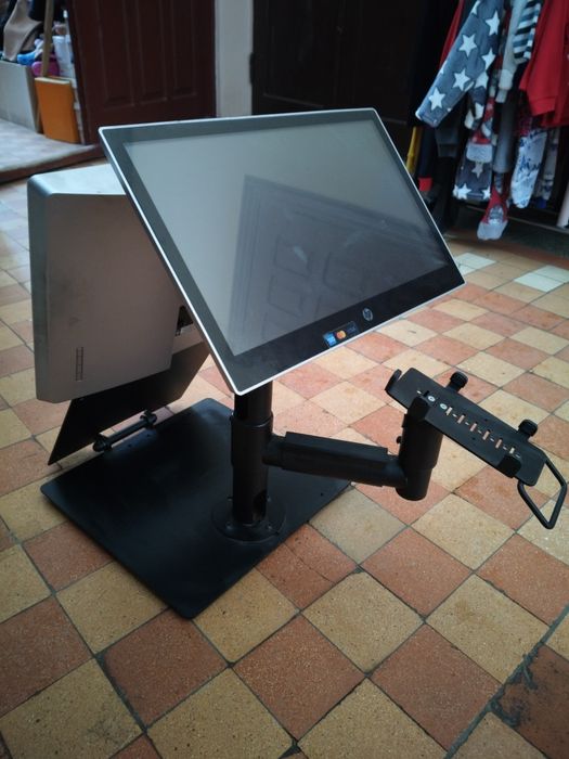 Прикасова стійка з сенсорними моніторами HP
Торгова стійка для POS-тер