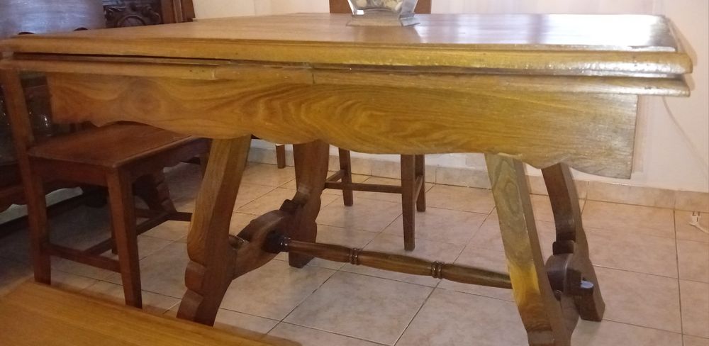 Conjunto de mesa com cadeiras.
