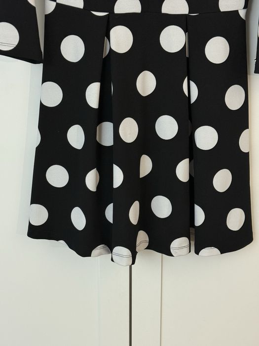 Czarba sukienka w białe grochy