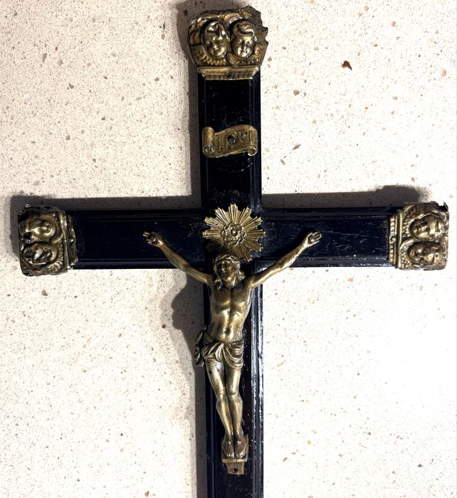 Antigo crucifixo em Pau Santo com Cristo e adornos Memento Mori e Cherubins em latão - Sec. XIX