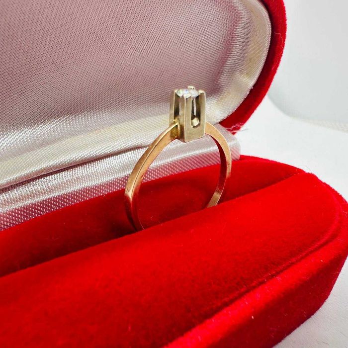 Золота каблучка з діамантом.