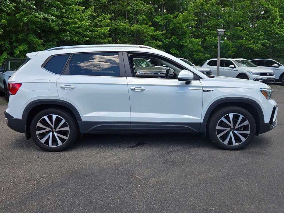 Volkswagen Taos      2024