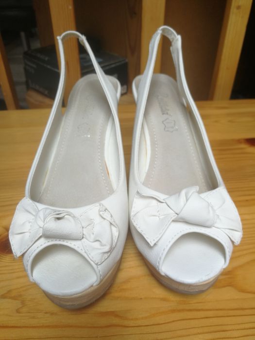 Białe buty na koturnach 39