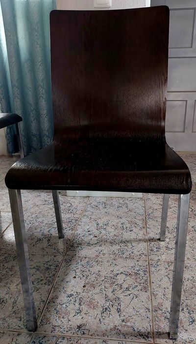 Conjunto de mesa de jantar e quatro cadeiras