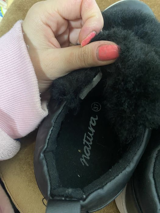 Sapatos pretos com pelo Natura