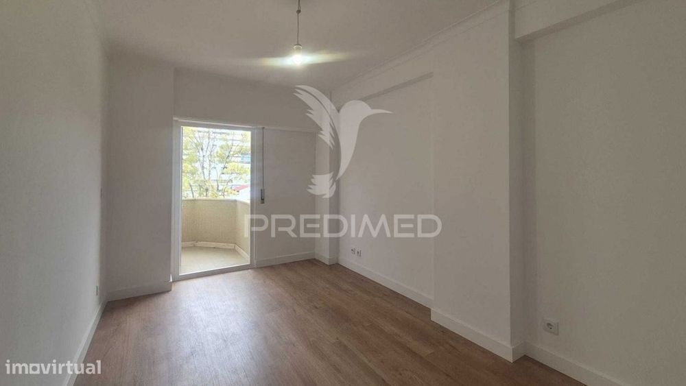 Apartamento T3 totalmente remodelado, situado na prestigiada Estrad...