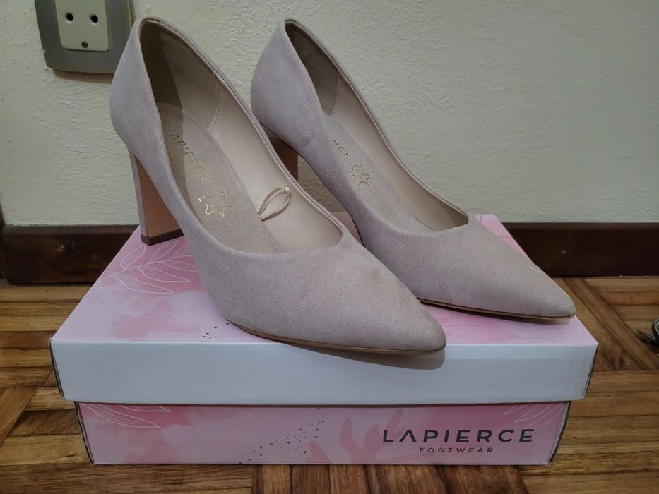 Sapatos de salto em bege