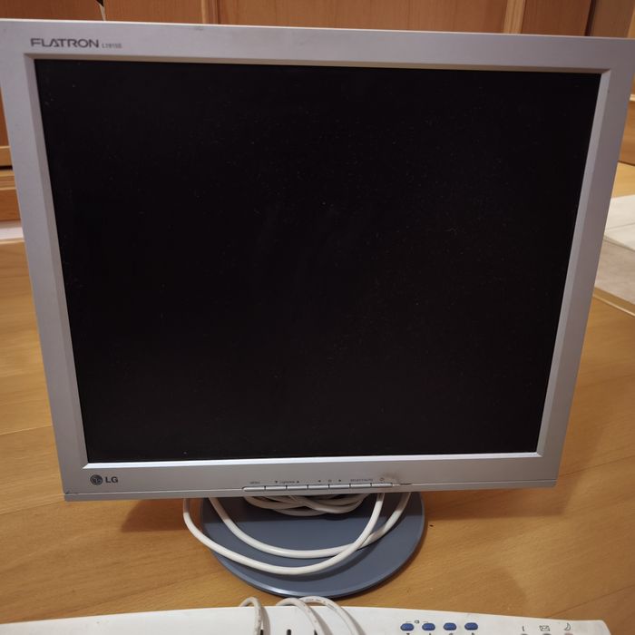 Monitor 19" e teclado64585626962306120