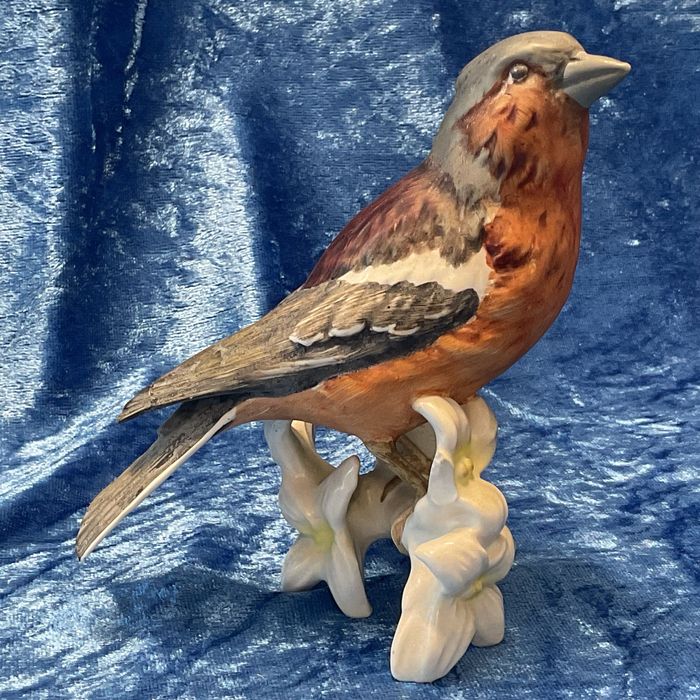 Ave em tronco porcelana pintura manual com 14 cm