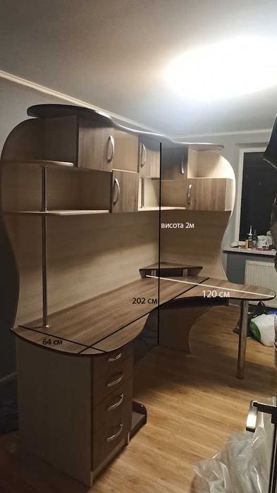 Кутовий стіл з полицями