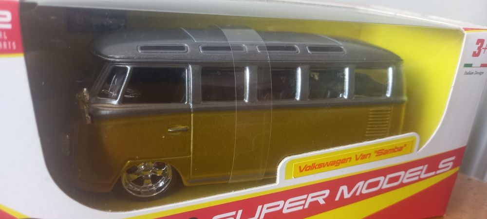 Volkswagen Van Samba 1/32