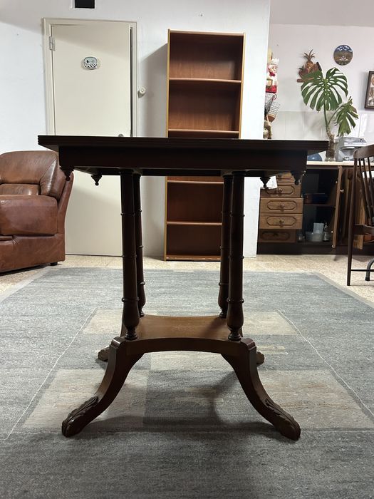 Mesinha em castanho com embutidos