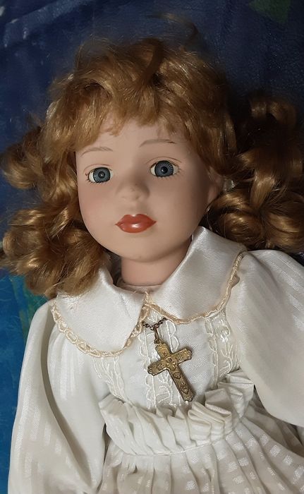 Кукла фарфоровая