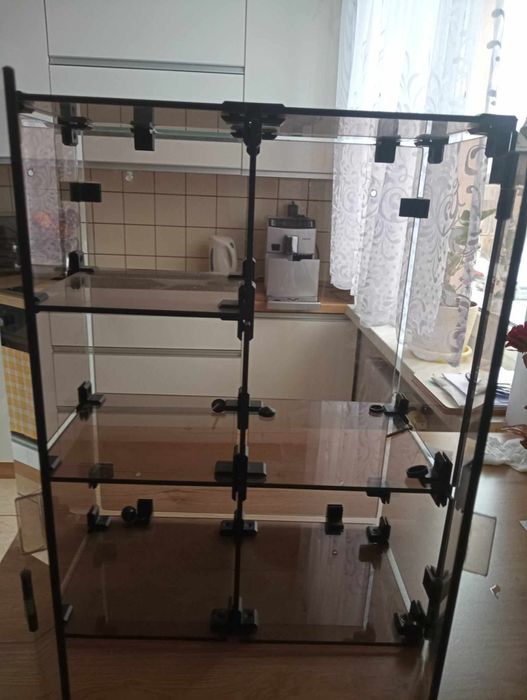 Szafka łazienkowa - szklana.