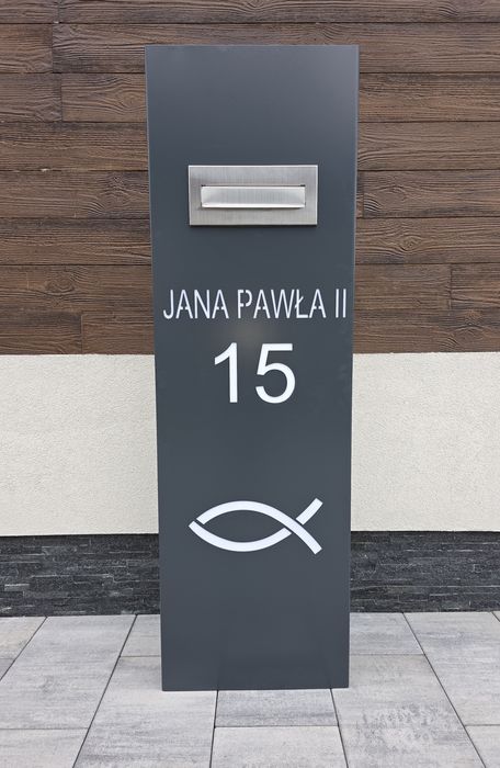 Słupek multimedialny z numerem domu i skrzynką na listy