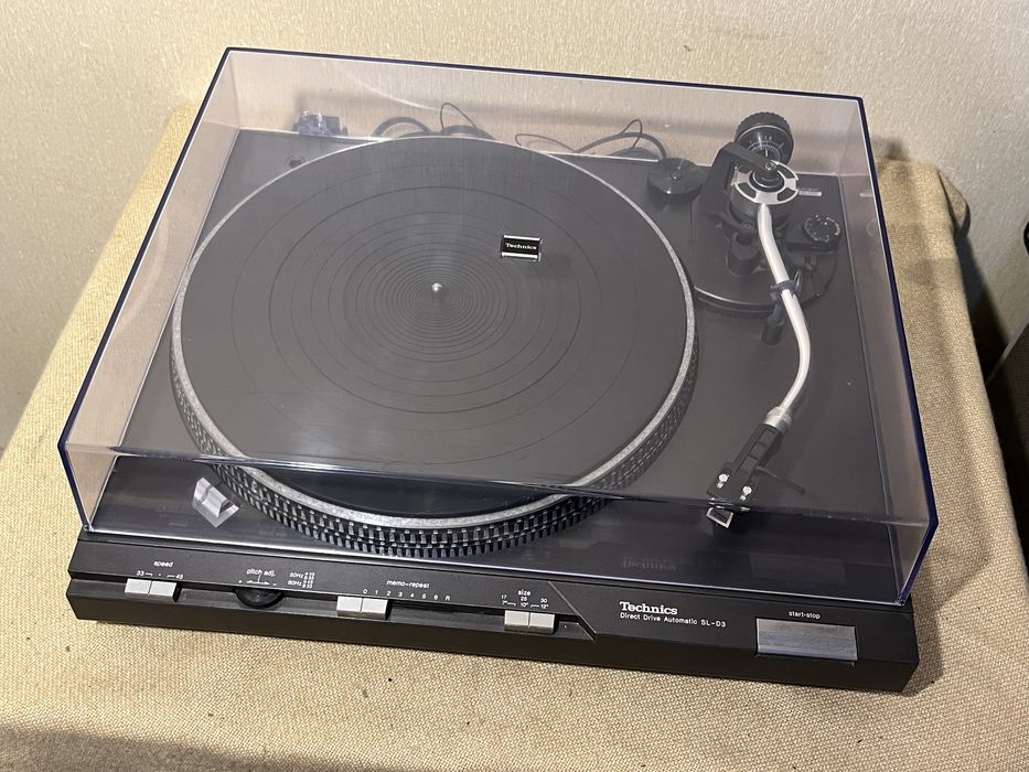 Проигрыватель винила премиум класса TECHNICS SL-D3 DIRECT DRIVE