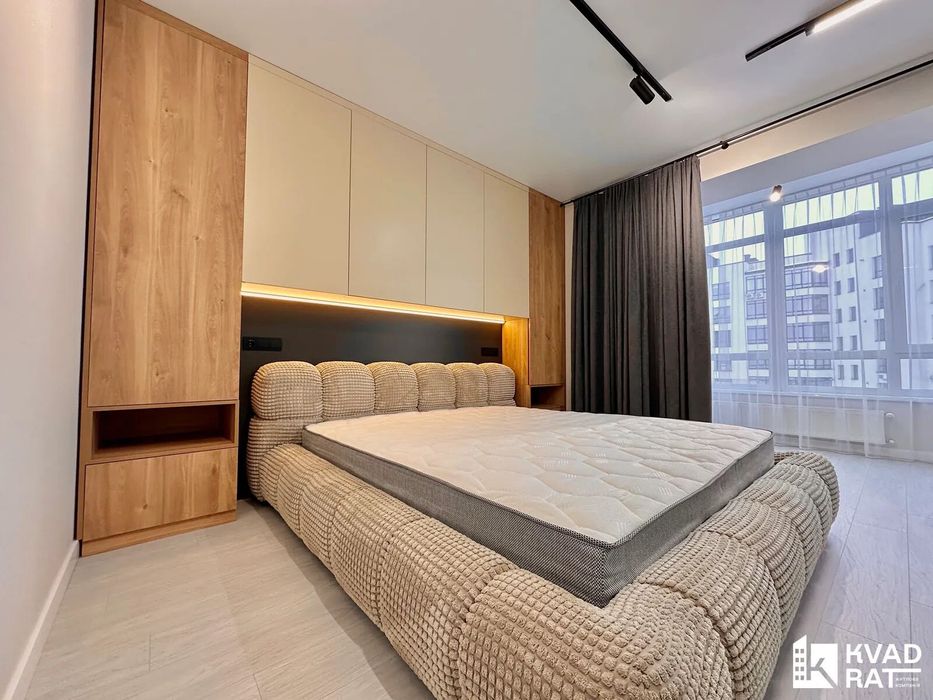 Оренда великої 2-кімнатної квартири і кухня студія