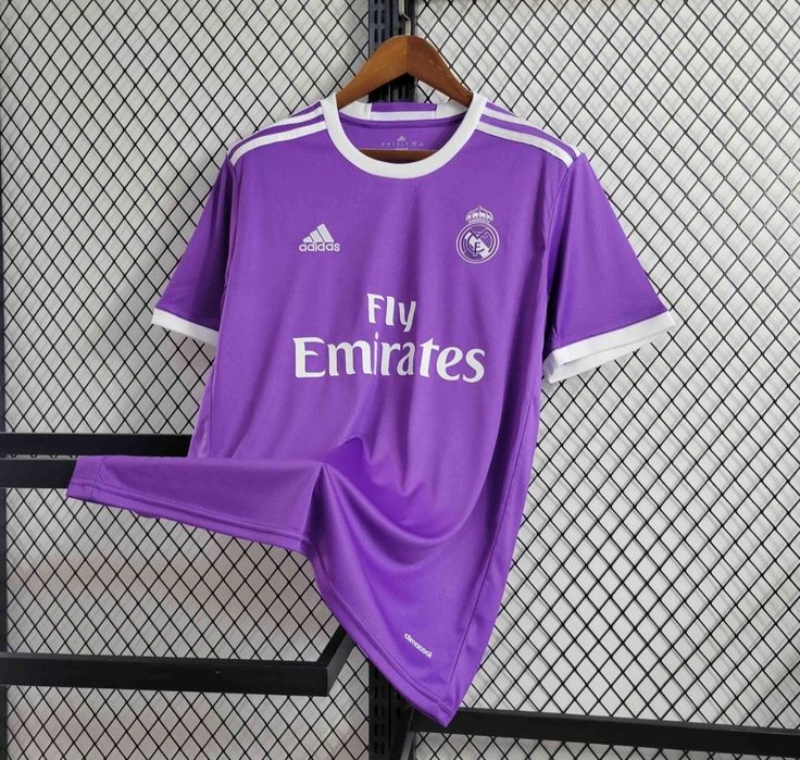 Camisolas de futebol de várias equipas do mundo.