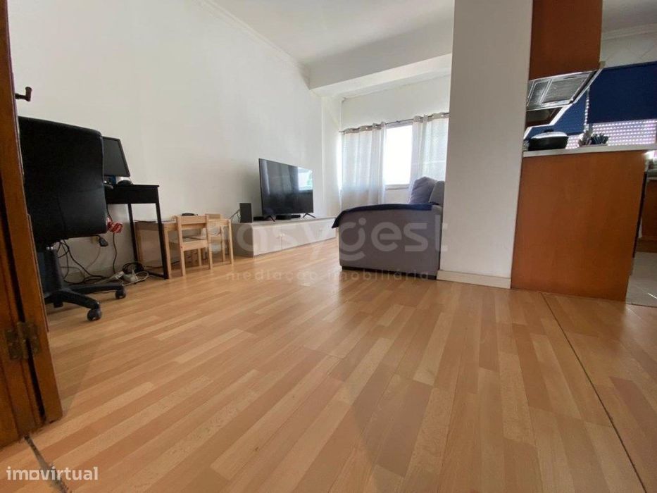 Apartamento central T2 na Moita em bom estado