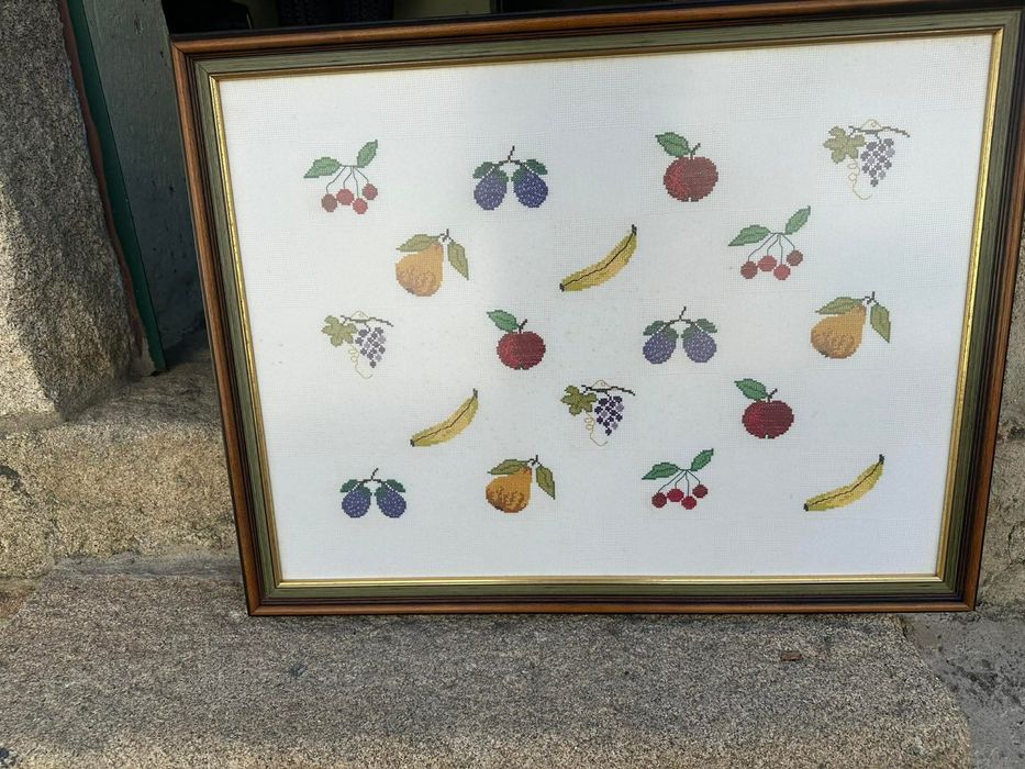 Quadro com frutas em ponto cruz