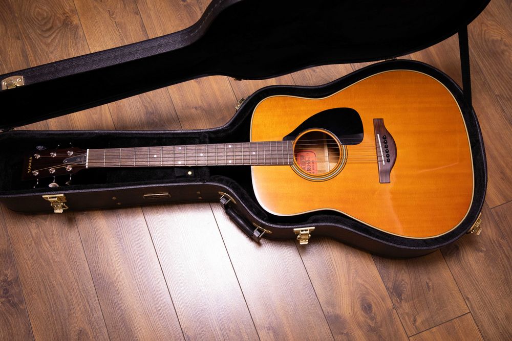 Топовая акустическая гитара YAMAHA FG180-50TH Red label