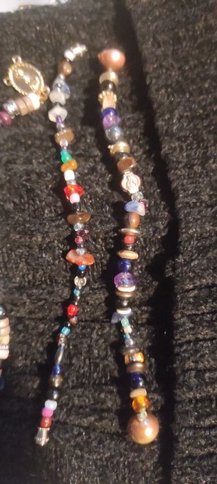 Pulseiras com pedras semi preciosas e outras