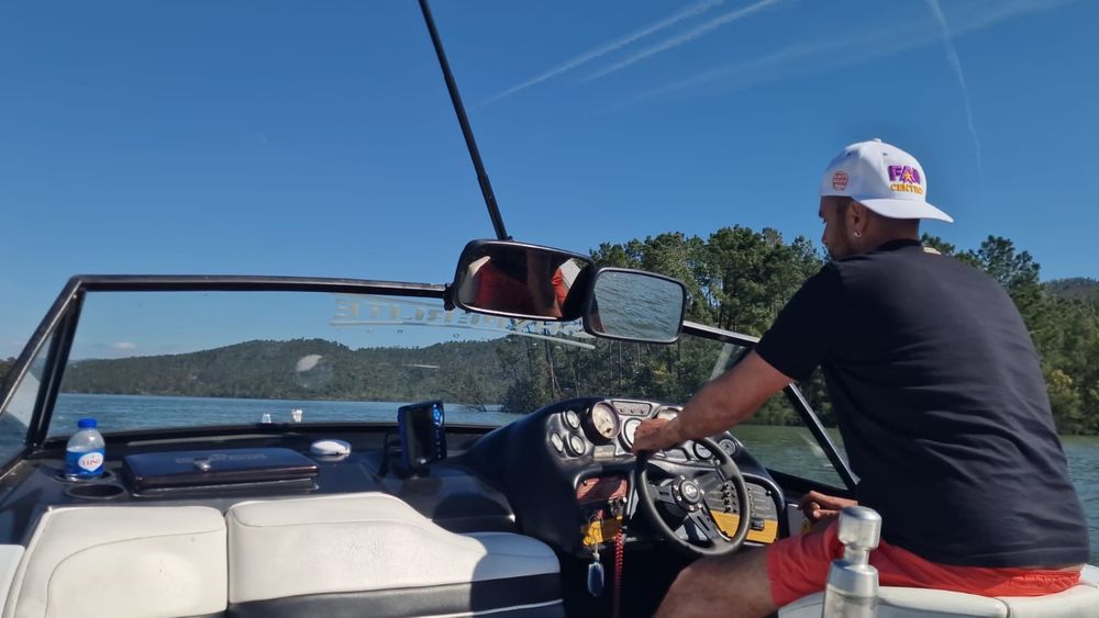 Vendo  reboque com barco