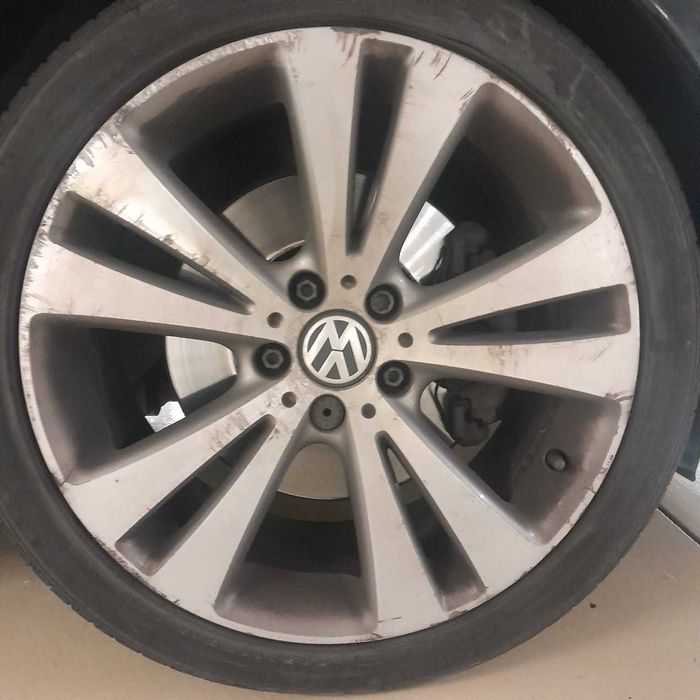 4 Jantes usadas originais Volkswagen 18 polegadas, modelo Chicago com pneus.