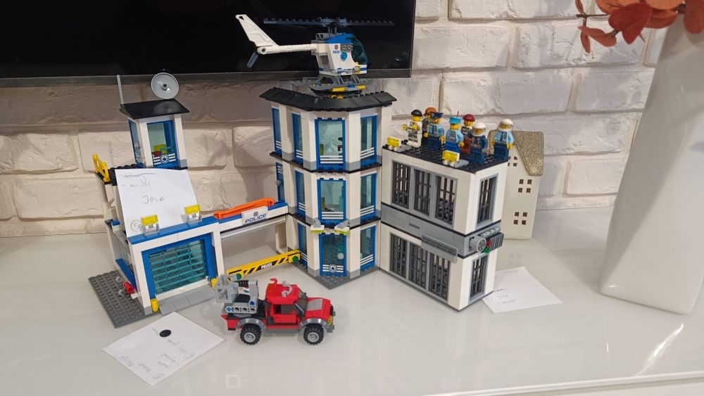 Zestaw LEGO City Posterunek Policji 60141