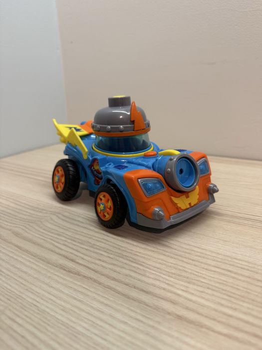 Pojazdy Supetrhings Speed Fury i Kazoom Racer