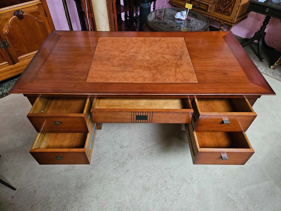 Excelente secretária em madeira maciça - óptimo estado e qua