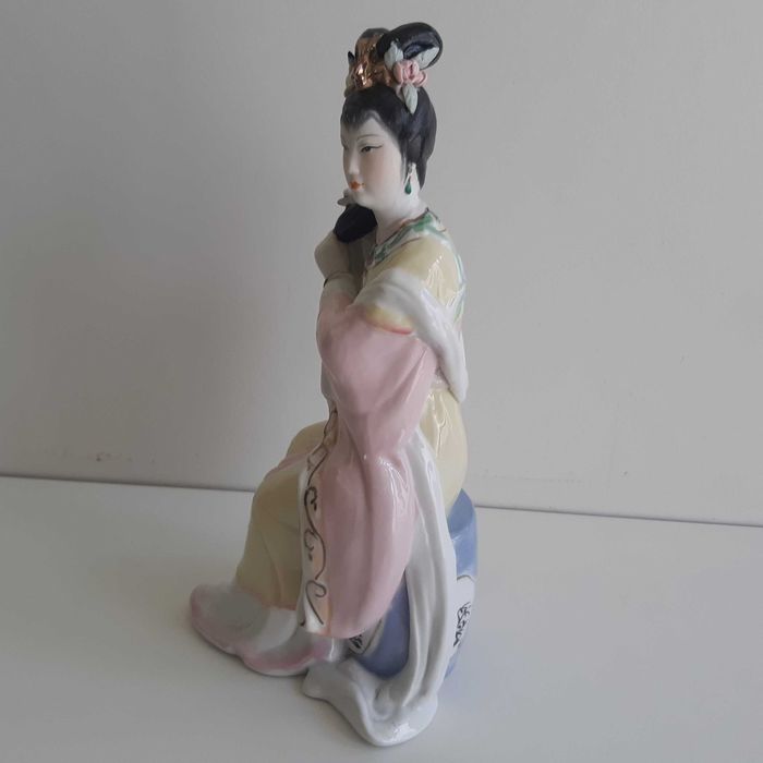 Antiga Estatueta Porcelana Chinesa 23cm Senhora Geisha a Arranjar o Cabelo