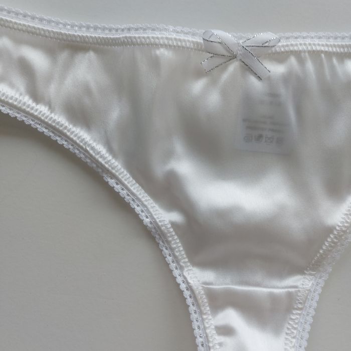 Stringi damskie z naturalnego jedwabiu