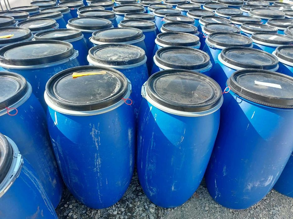Metalowe i plastikowe beczki