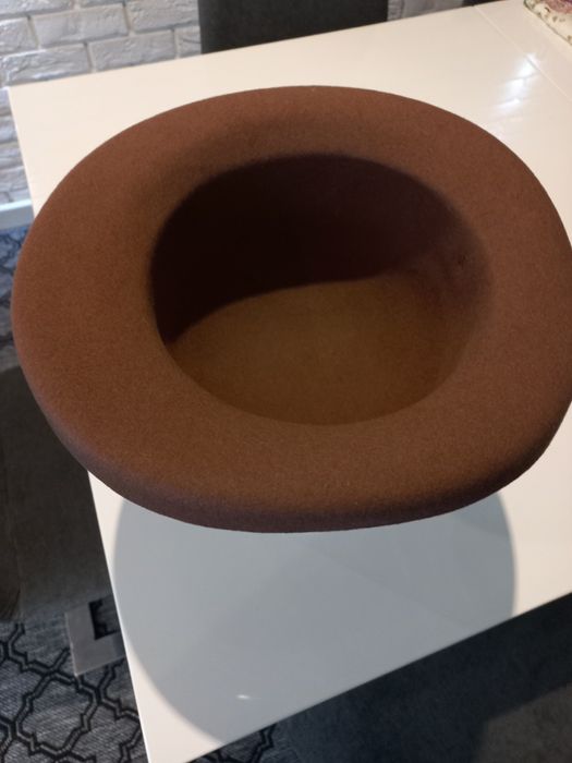 Nowy damski kapelusz