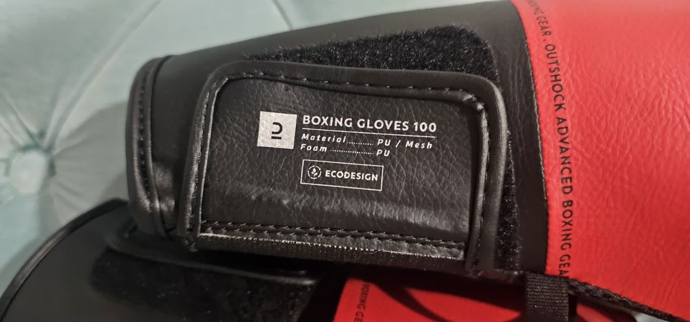 Saco de boxe e luvas