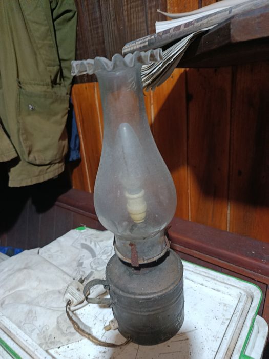 Candeeiro antigo a petróleo e a luz