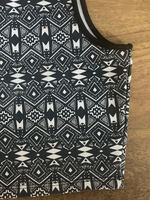 Crop-top “Mim” tamanho S preto e branco com padrao