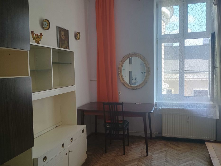 Pokój dla studentki pierwszego roku w centrum Warszawy.