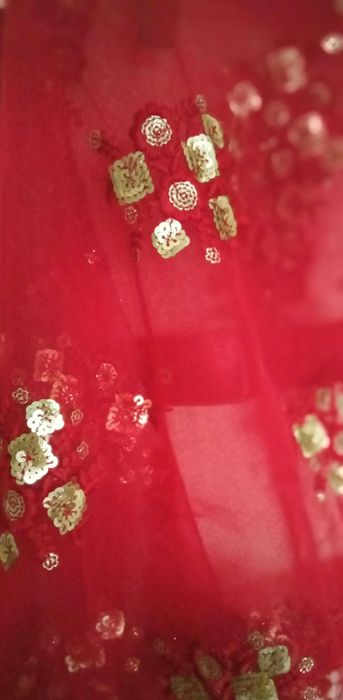 Echarpe em tule bordeaux com aplicações douradadas em formato flor