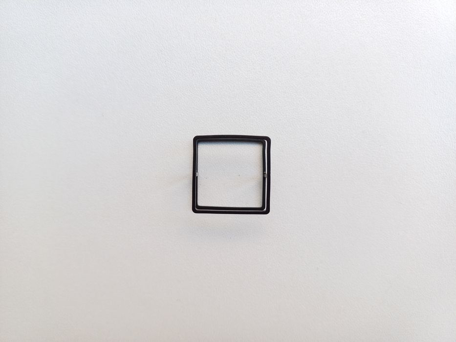 Giríssimo anel de forma quadrada