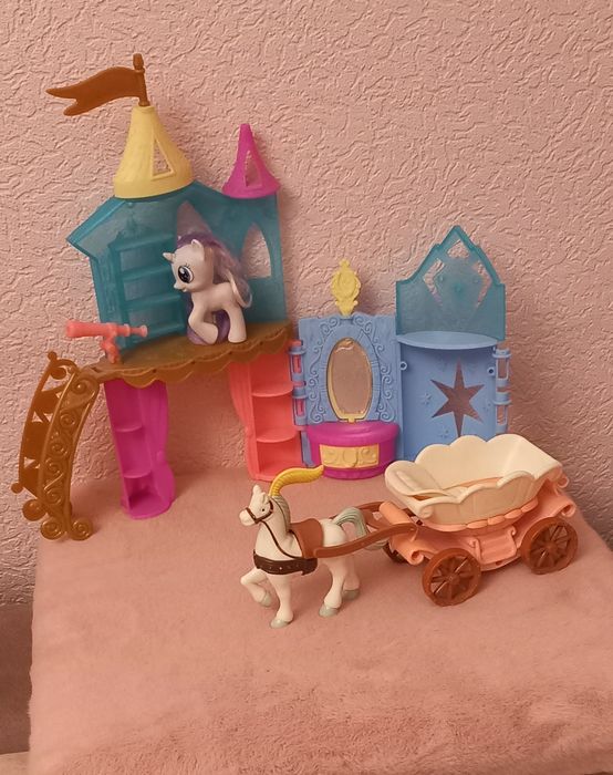 Замок і карета з лошадкой