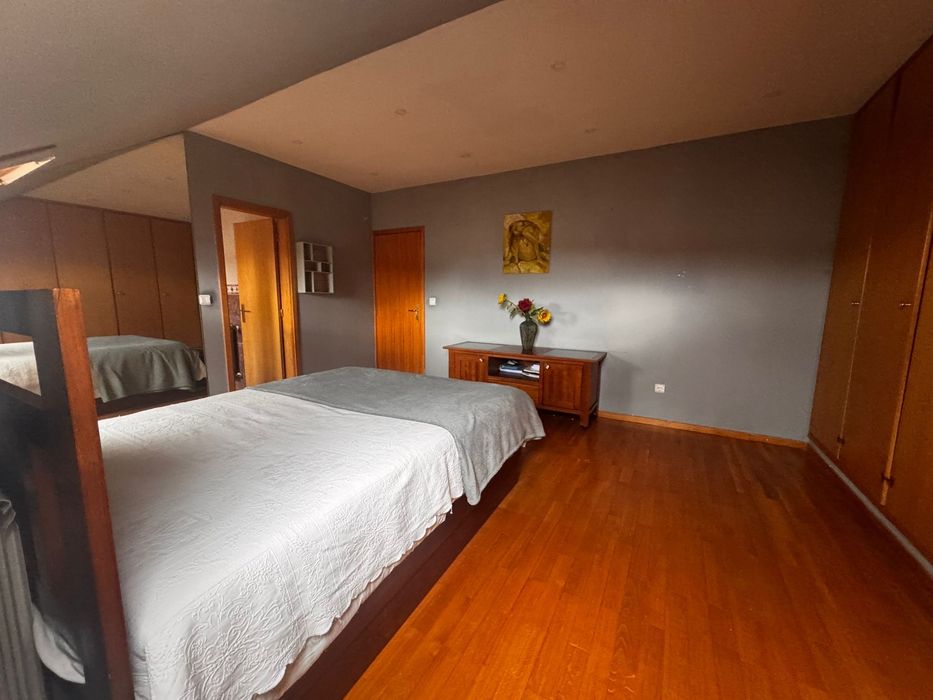 Alugo quarto com casa-de-banho en-suit