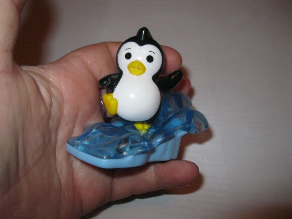 игрушка пластик инерционная пингвин на скейте голубая машинка