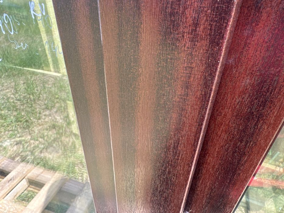 1x okno plastikowe 144x140 machoń białe z moskitera i roleta wewnetrzn