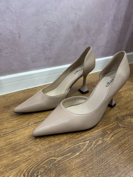 Жіночі туфлі.