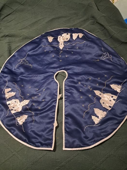 Osłona na donicę lub stojak choinkowy.